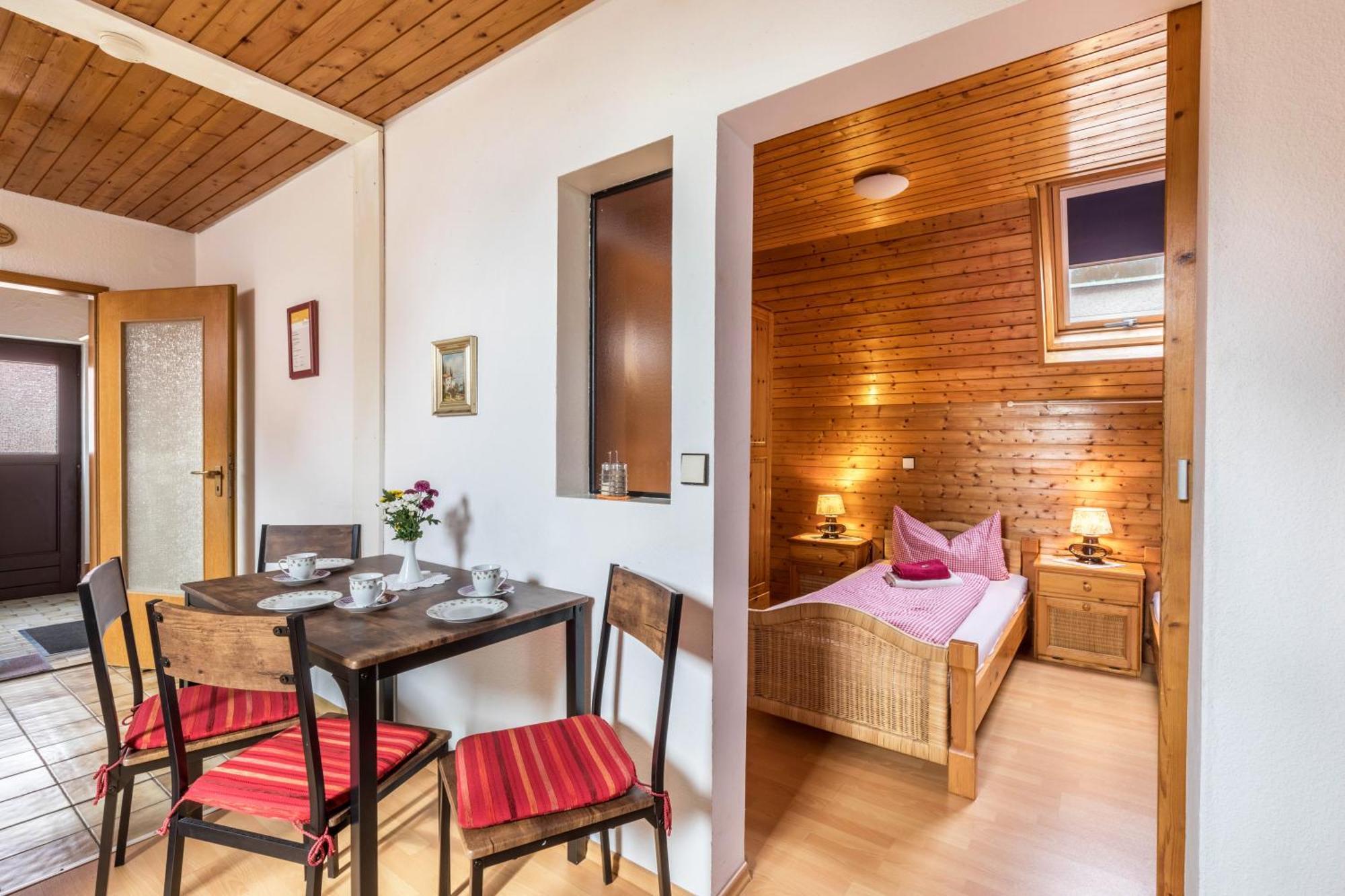 Apartmenthaus Ferienwohnungen Sila Weinstadt Εξωτερικό φωτογραφία