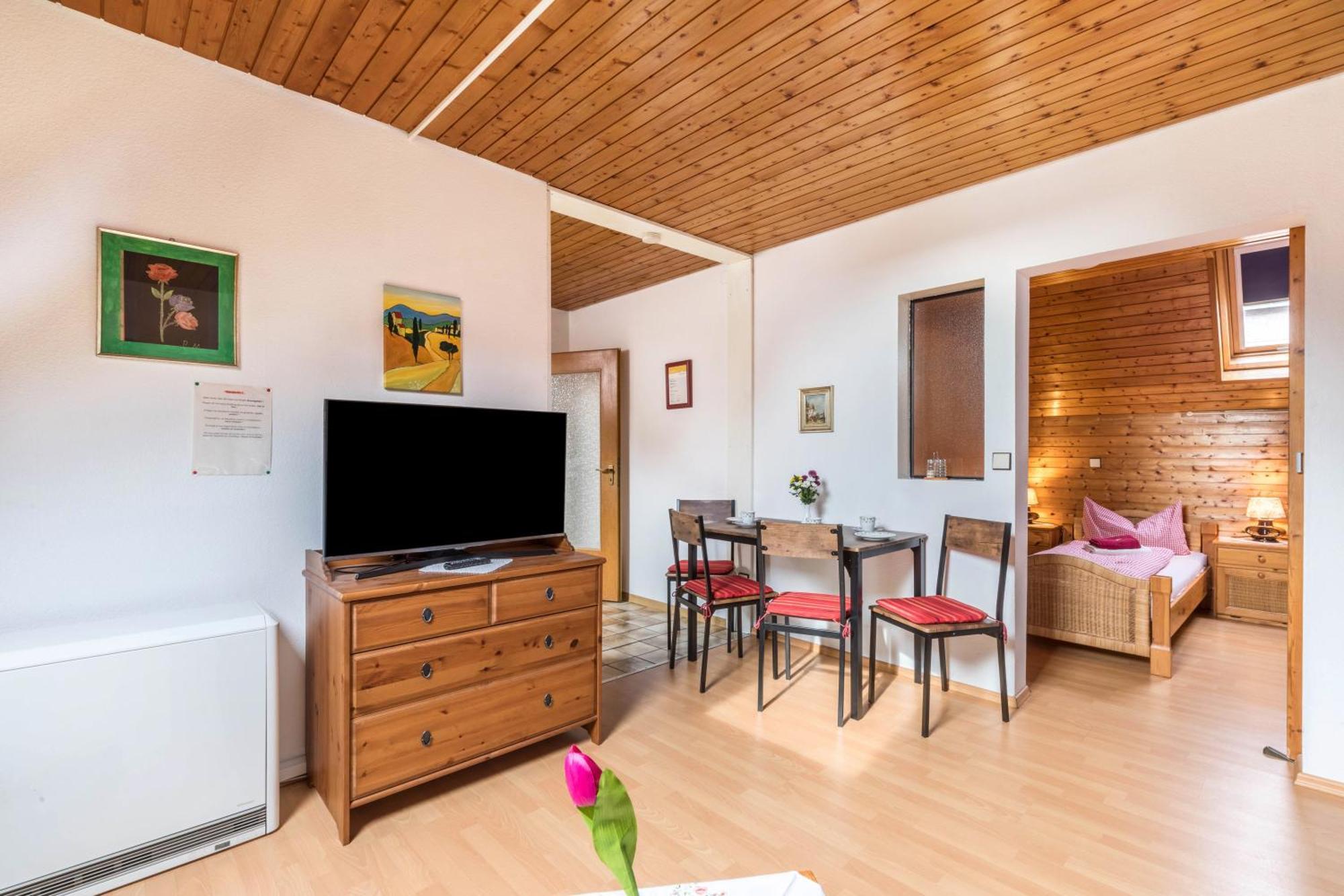 Apartmenthaus Ferienwohnungen Sila Weinstadt Εξωτερικό φωτογραφία